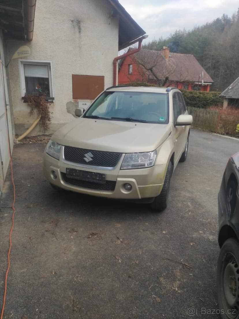 Suzuki Grand Vitara 2.0 4x4 benzín Zlatá metal