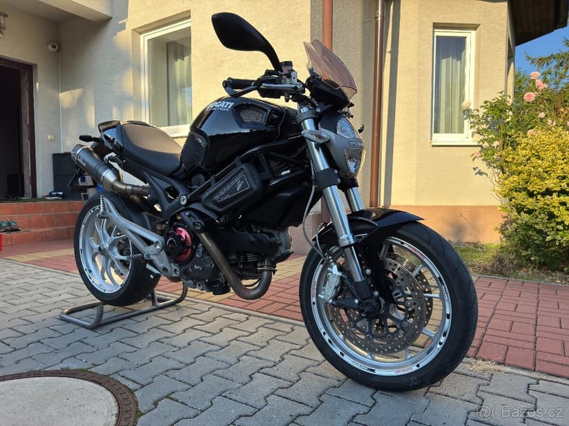 Ducati Monster 1100 –původ ČR, 2. majitel, servisní knížka