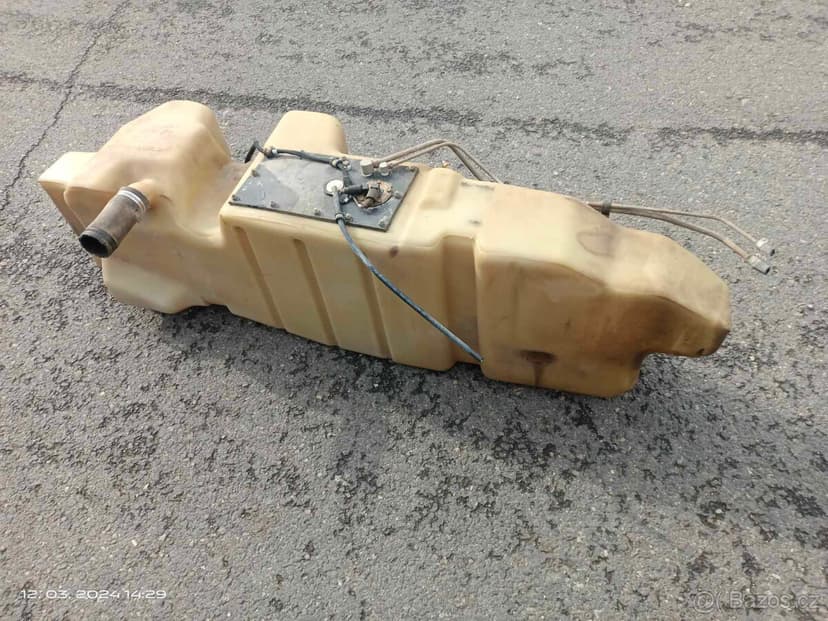 Díly z auta. Humvee M998, Hummer H1