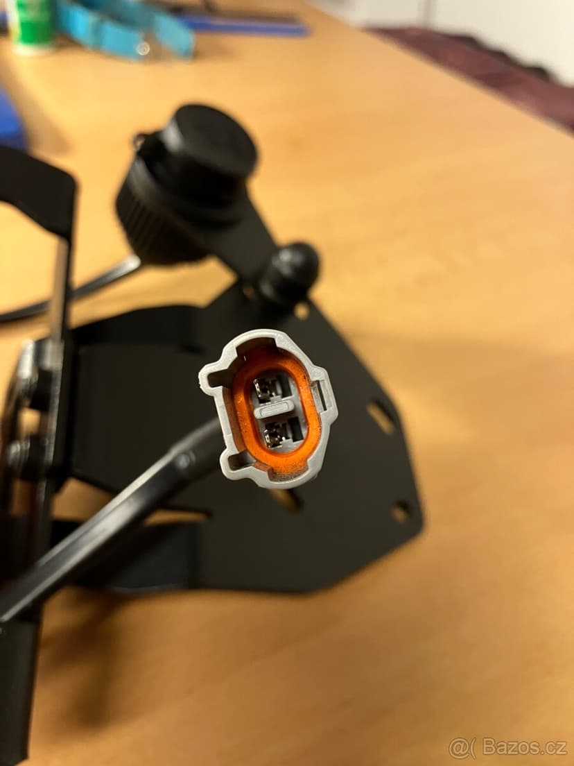 Originální držák gps navigace s 12V zás. na Yamahu mt07