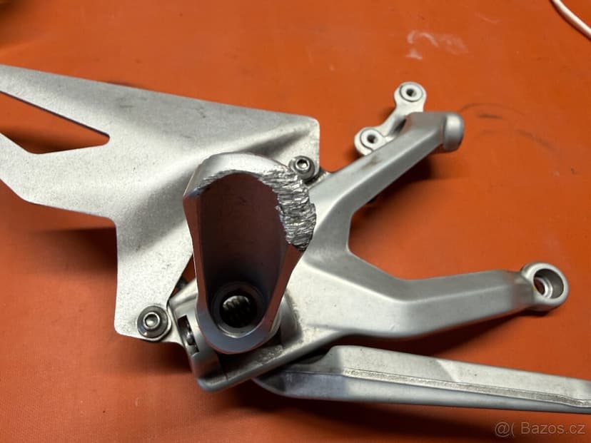 Ducati streetfighter v4 pravá konzole / stupačka