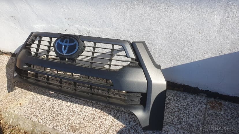 TOYOTA HILUX INVINCIBLE - maska