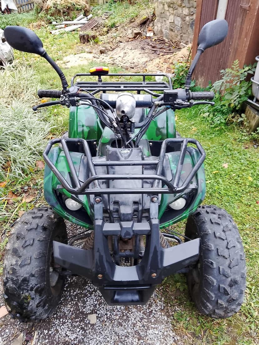 Terénní maskáčová čtyřkolka