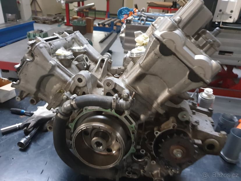 Prodám dily na honda vfr800 2000r.v