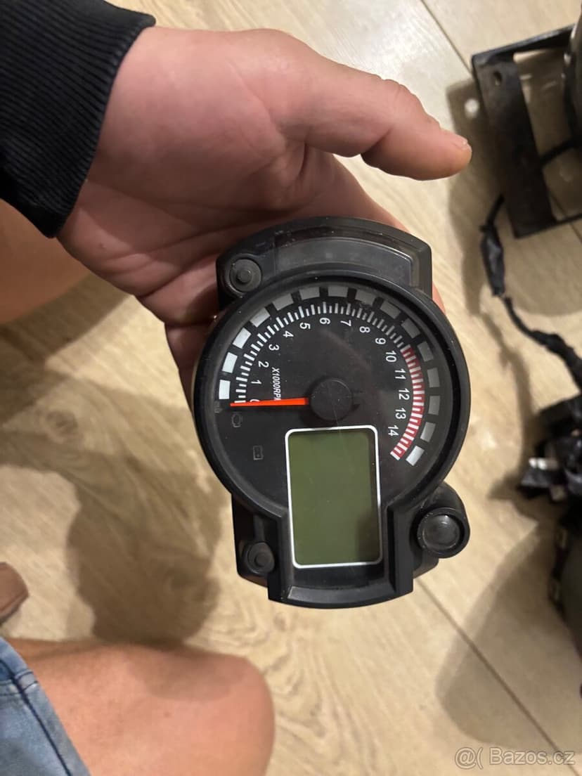 Univerzalni svetlo a budiky idealni na nahace nebo street.