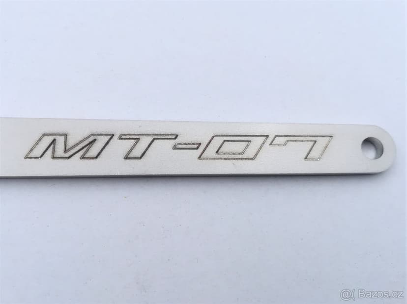 Yamaha MT-07 - nerezový klíč na zadní tlumič