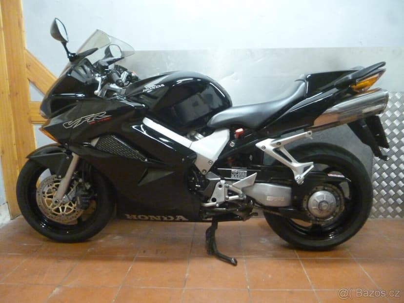Honda VFR 800 V-TEC. rok 2002. Najeto 66858km.