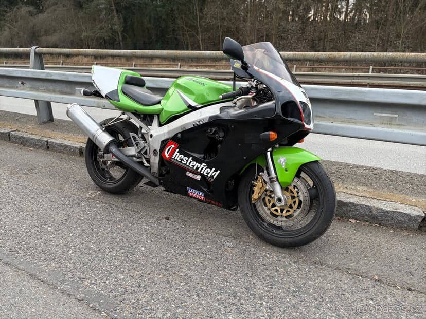 Kawasaki Zx7r superbike