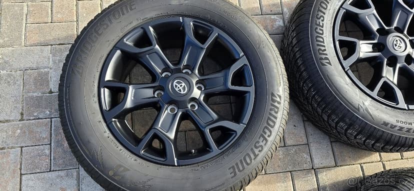 Zánovní originální sada ráfků a pneu na Toyota Hilux 2022