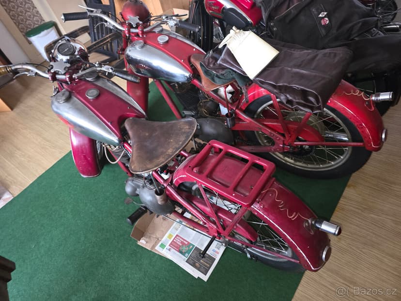 Jawa 350 SV a Jawa 350 OHV z roku 1946.