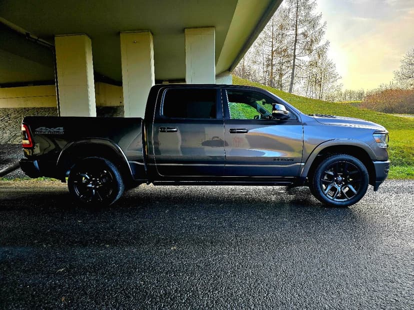 Ram 1500 5,7 HEMI, r. 2021,ODPOČET DPH, EL. PRAHY, PANORAMA