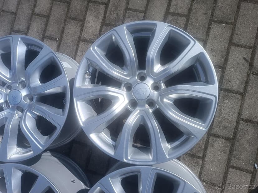 246. Originál kola Land Rover Evoque R18