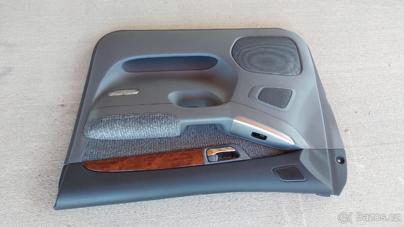 Toyota LC 120 – Polstrování dveří  pravé přední 5dv