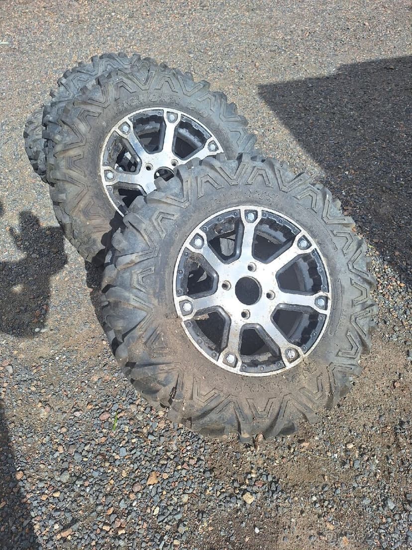 Pneumatiky a disky na čtyřkolku/sbs