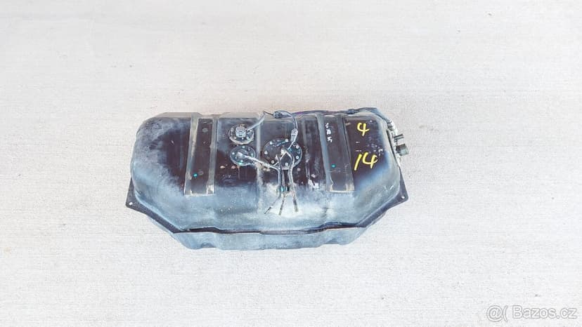 Toyota LC90 - Nádrž