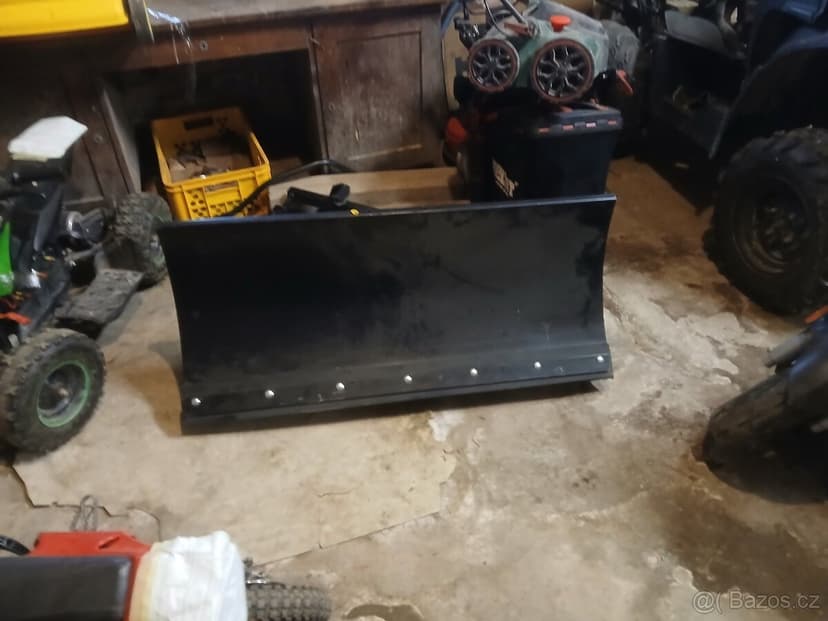 Sněhová radlice na čtyřkolku nebo malotraktor
