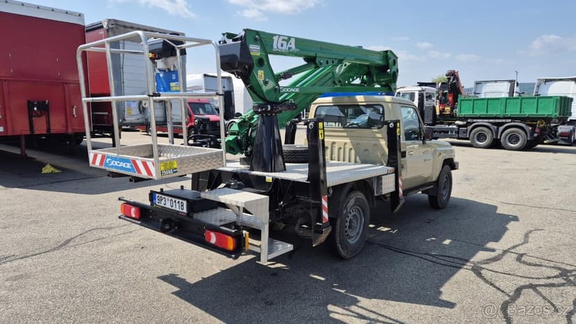 TOYOTA LAND CRUISER 79 s pracovní plošinou SOCAGE 16A