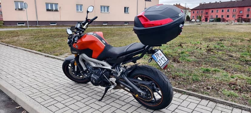 Yamaha MT-09, r. 2014 – Akrapovič, kufr, nové pneu