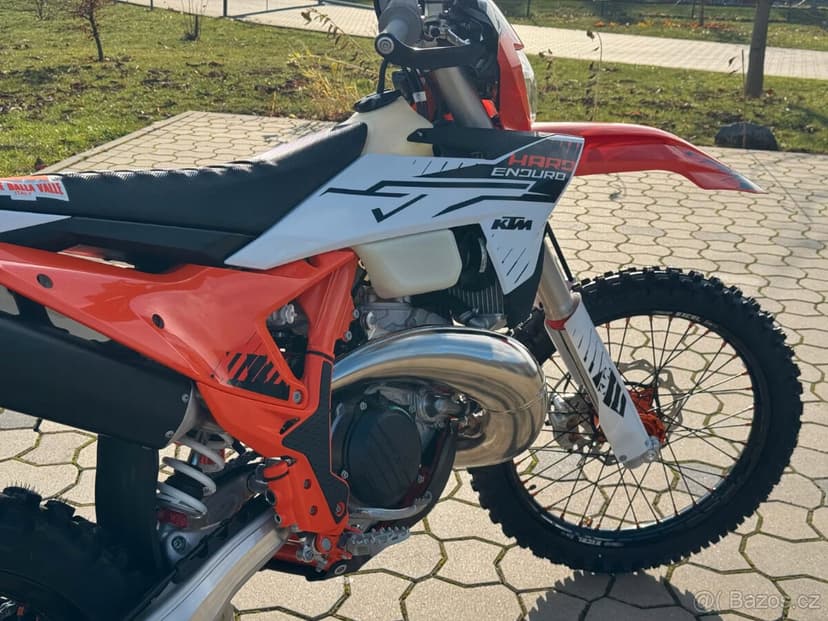 293 cm³ – 49 koní (36,5 kW)KTM 300 EXC