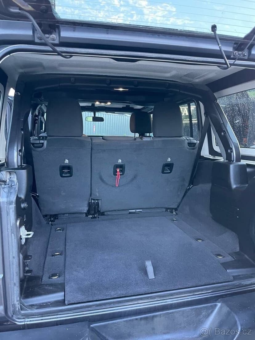 Jeep Wrangler sahara sport 2.0