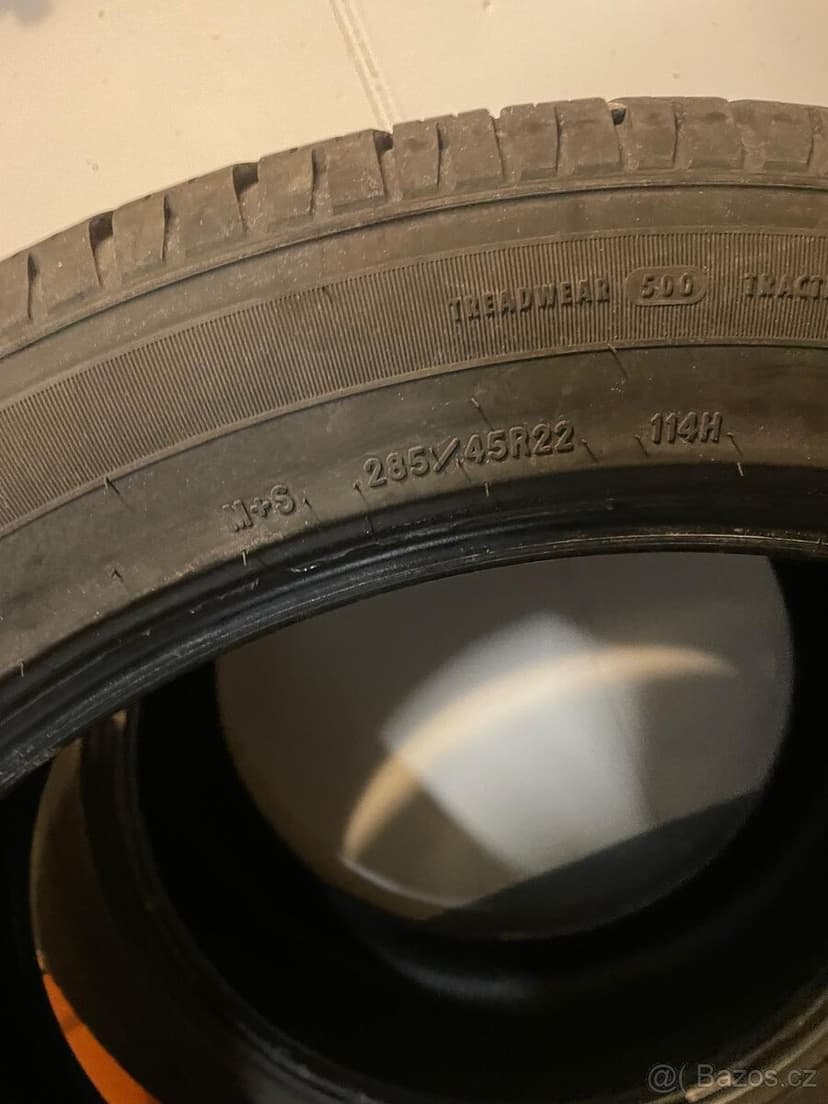 Celoroční 285/45 r22