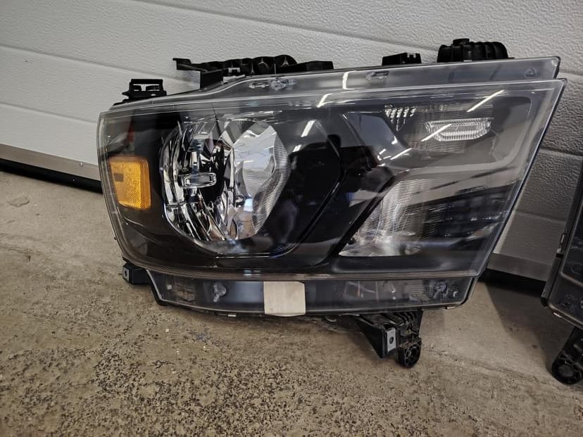 Přední světla Dodge Ram 1500 5.gen