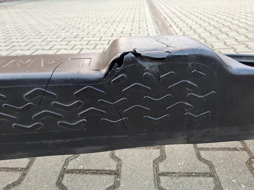 Land Rover Discovery 2 zadní nárazník - poškozený