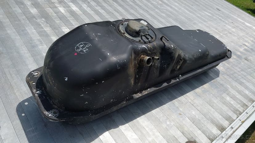 Nissan Navara D22 : Nádrž