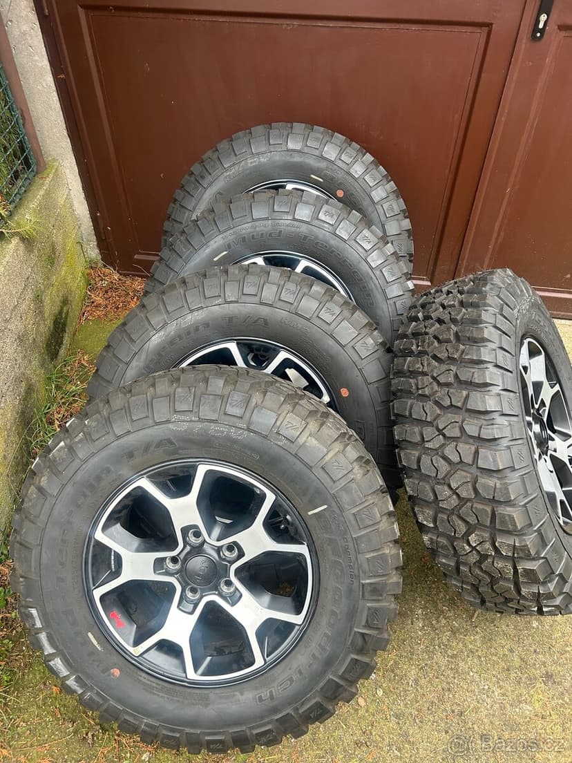 Jeep Wrangler sada alu kol r17 originální s pneu BF