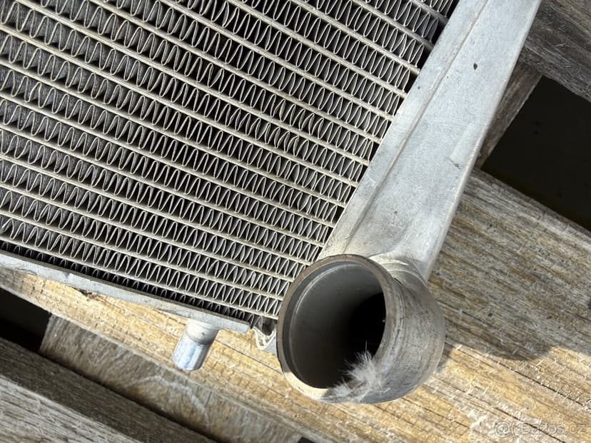 Ducati Panigale v4 chladič - netěsní