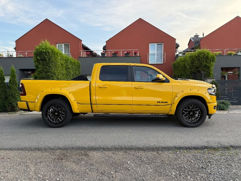 DODGE RAM 1500 LONGBED YELLOW JACKET
