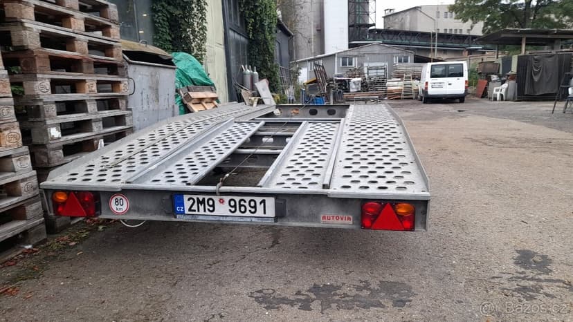 nákladní přívěs pro přepravu vozidel