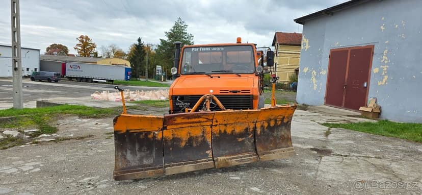 Sněžný pluh Unimog 1250 Mercedes-Benz
