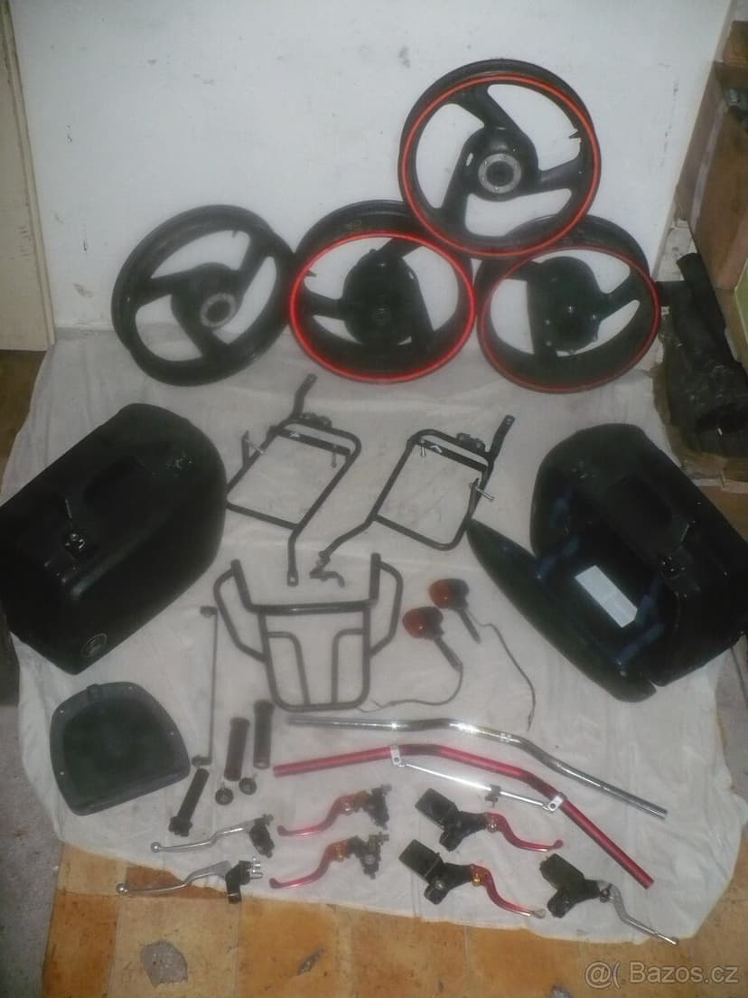 Yamaha FZS 600 Fazer r. 98-02-díly ze dvou motorek