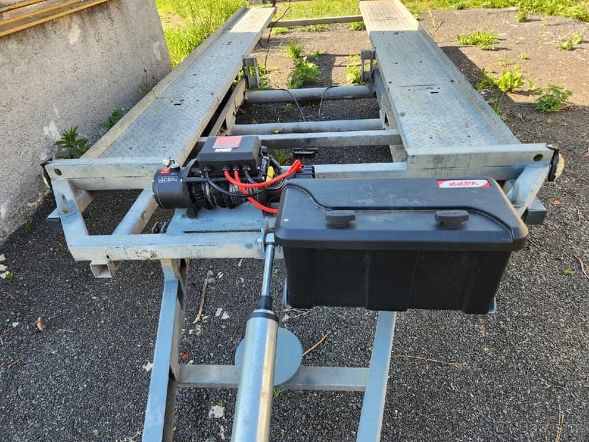 Sklápěcí vlek na automobily