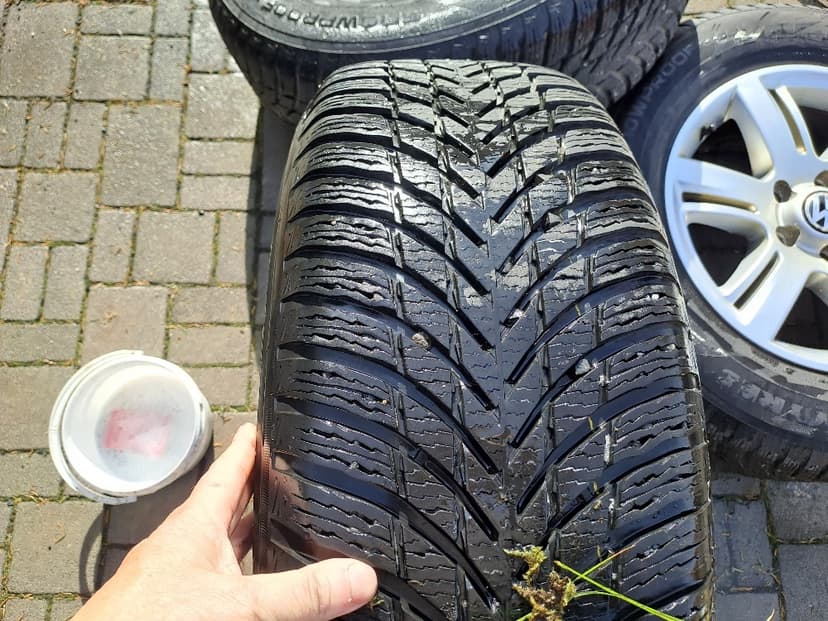 PRODÁM Al kola VW Amarok aj 245/65/17 + Nokian