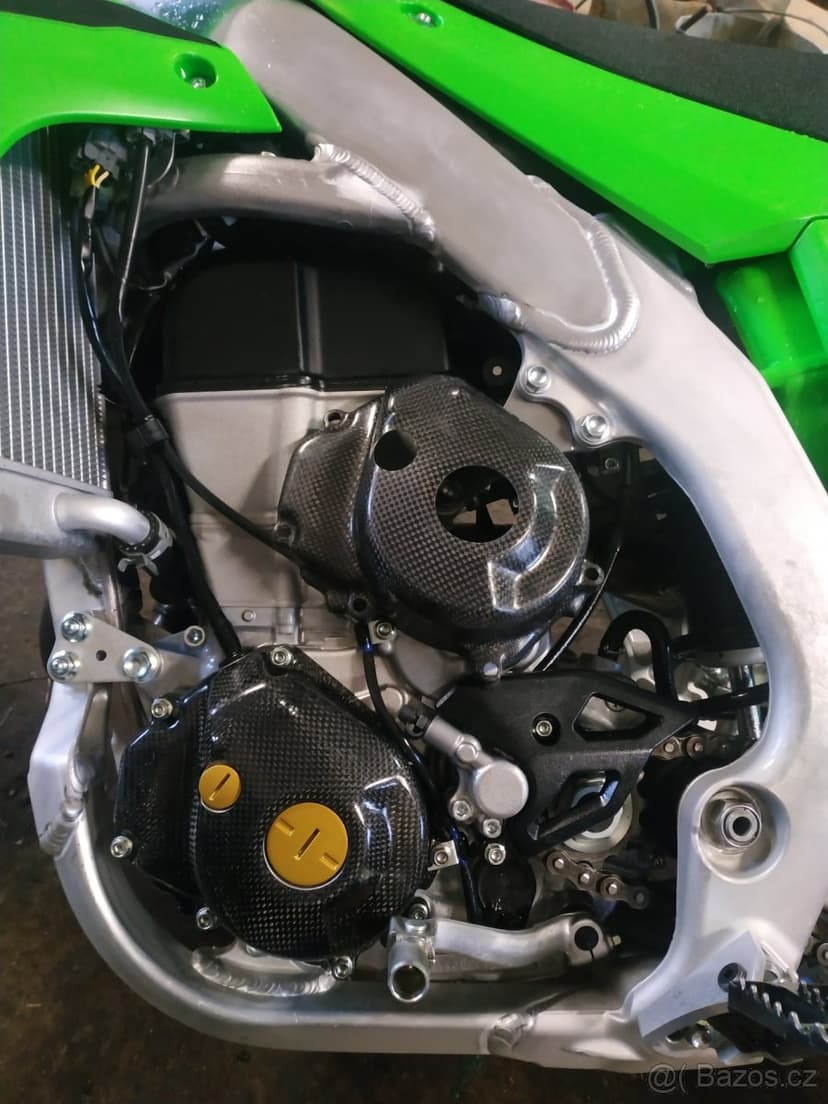 Karbonový kryt zapalování a spojky na KX450F