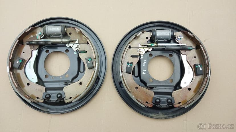 Nissan Navara D40 : Štíty zadních brzd