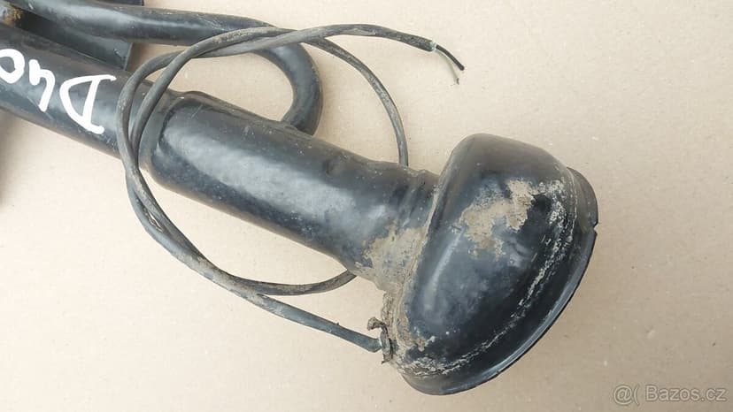 Nissan Navara D40 : Hrdlo nádrže