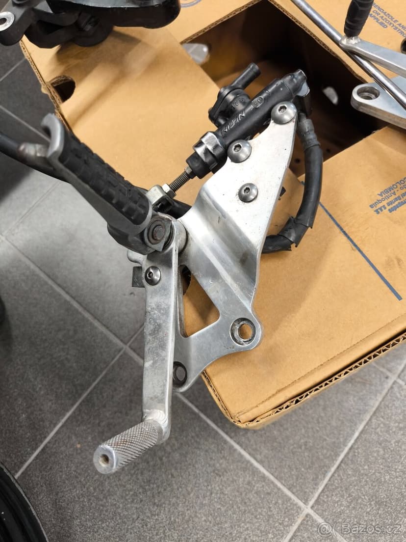 Suzuki gsxr 1100 přední stupačky