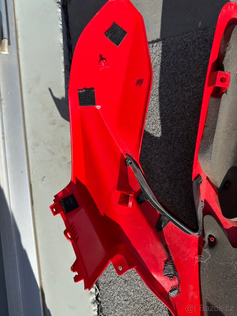 Ducati Panigale v4 20-22 pravý plast - k opravě dle drom