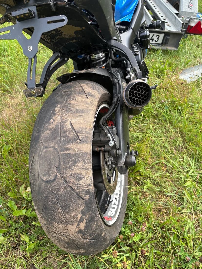 Ladeny vyfuk SC Project GP70-R s mezisvodem na Suzuki Gsx-S