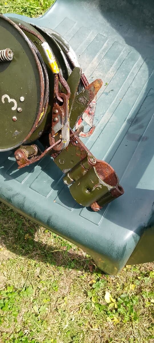 Naviják vojenský dvoukotoučový ruční