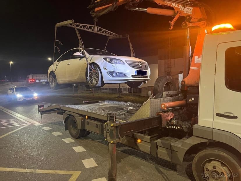 Odtahový speciál Mercedes Atego s hydraulickou rukou