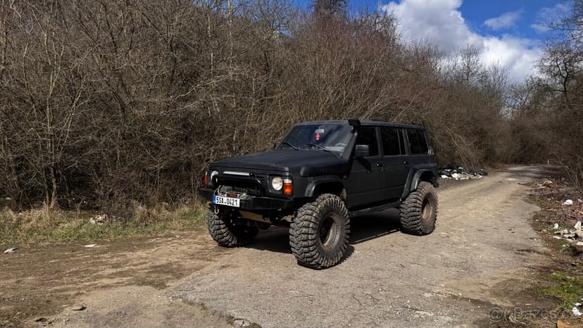 Nissan patrol y60 dily z tohoto vozu....motor uz neni