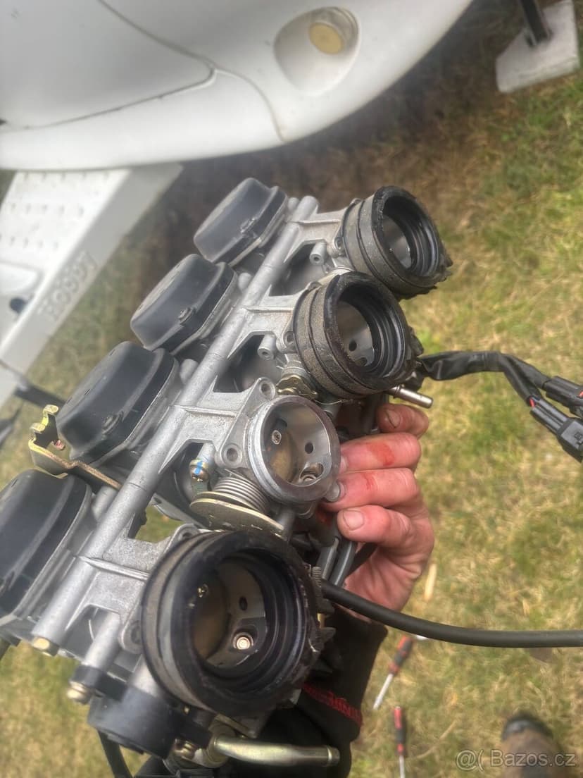 Kompletni vstrikovace na Yamaha R1 02-03 Rn09 5PW