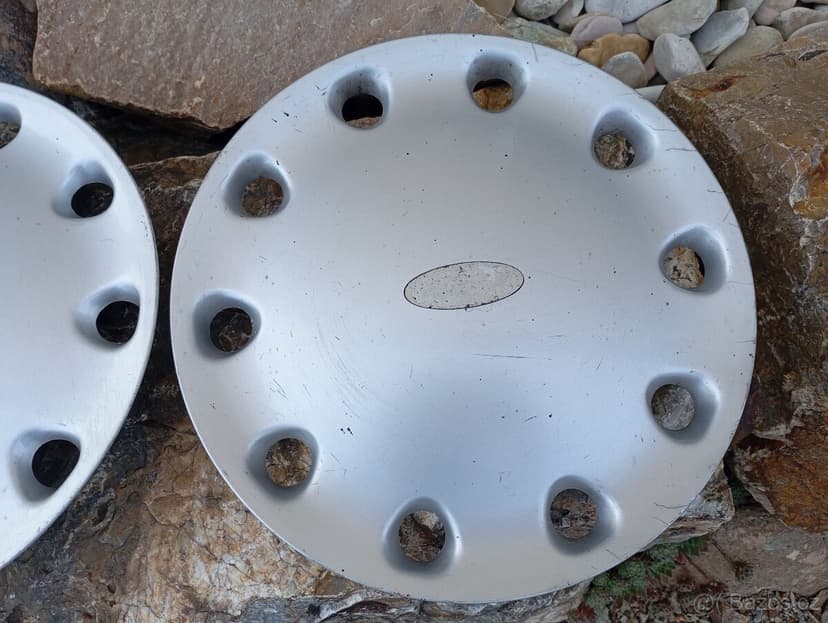 2 poklice,celoplošné kryty kol Ford Sierra, Escort