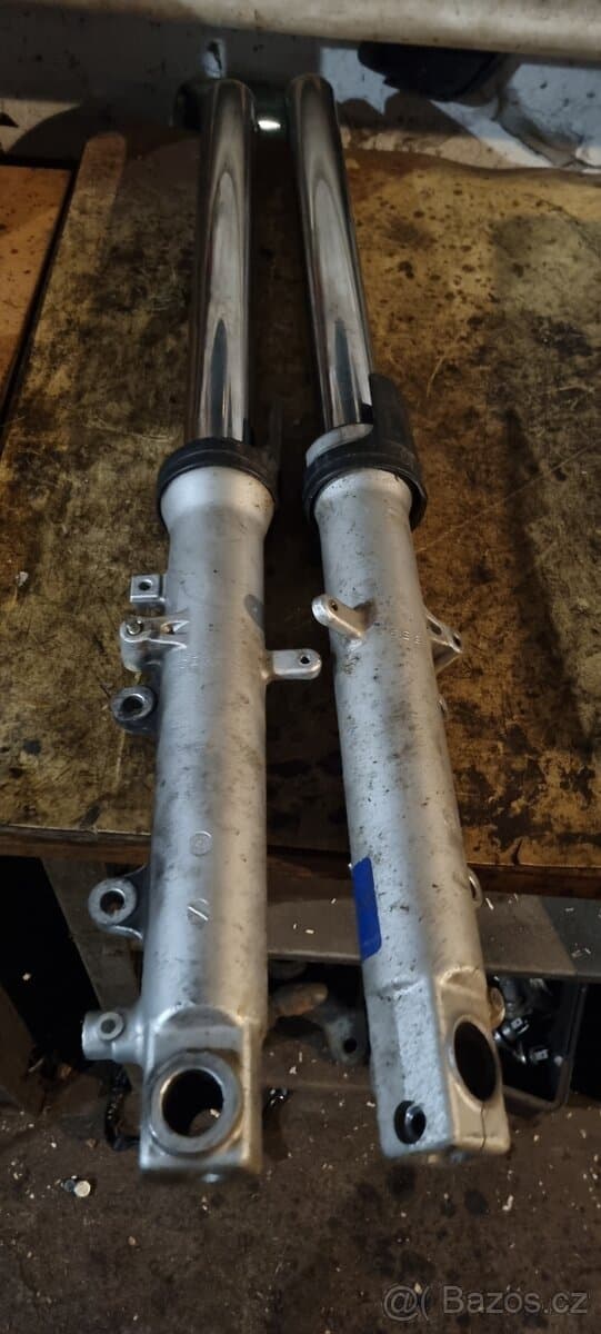 Yamaha r6 r.v 2000 náhradní díly.