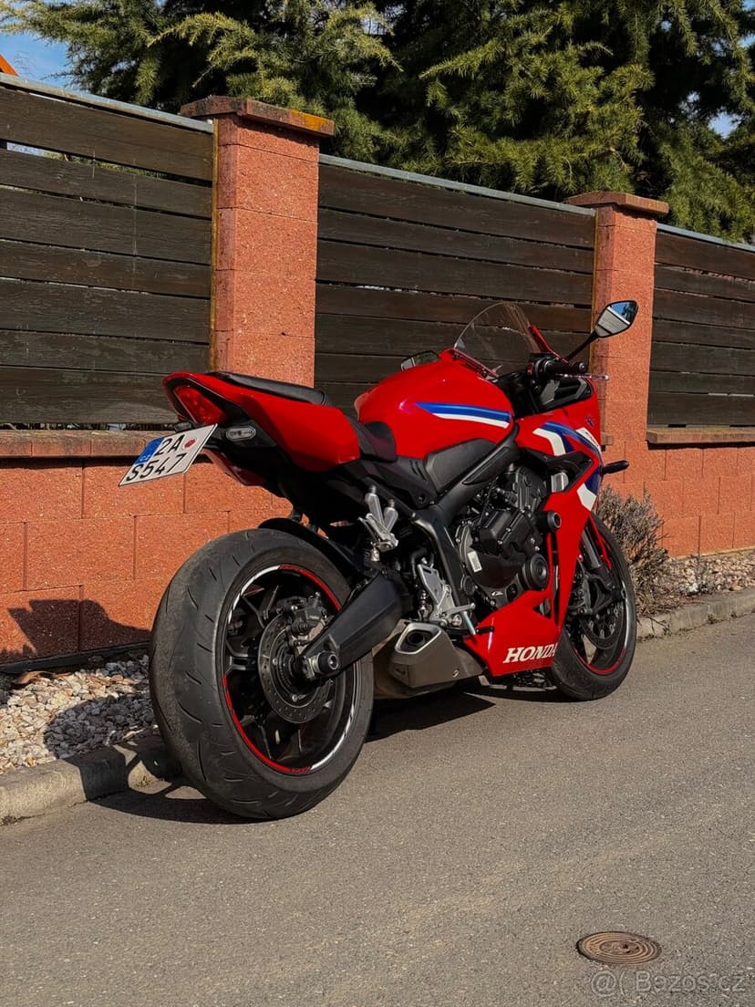 Honda CBR650R E-Clutch (2024) – 6 029 km – TOP stav, doplňky