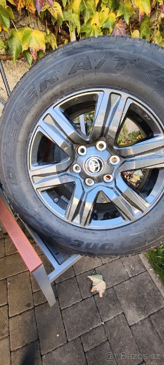 Toyota Hilux sada pneumatik - pneu